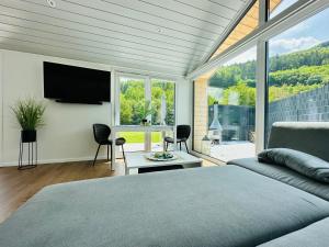 TraisenVoralpen Lodge - Ferienhaus mit Gym & Wellnessbereich的一间卧室配有一张床和一台平面电视