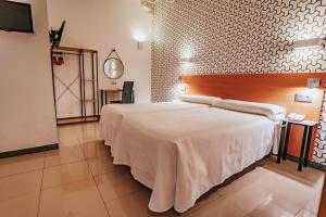 格拉纳达Atenas Granada的卧室配有一张白色大床