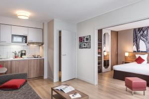 伯明翰伯明翰市中心阿德吉奥公寓式酒店的酒店客房带一张床和一个厨房