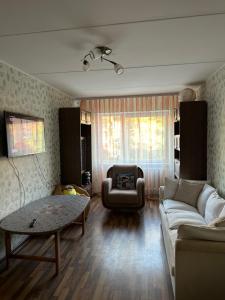 纳尔瓦约埃苏Apartment on Karja的客厅配有沙发和椅子