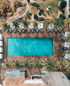 波尔蒂芒贝拉维斯塔酒店&Spa - 休闲&城堡的享有度假村游泳池的顶部景致