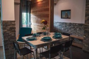 福纽德Butik Apartmanház的一张带蓝色盘子和椅子的餐桌