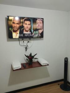 麦德林Cómoda habitación en apartamento的挂在墙上的平面电视
