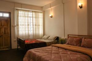 大吉岭Vilasa Homestay的酒店客房设有两张床和窗户。