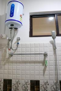 大吉岭Vilasa Homestay的带淋浴和吹风机的浴室