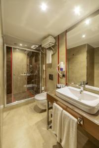 盖布泽莱美客商务酒店的一间带水槽和卫生间的浴室