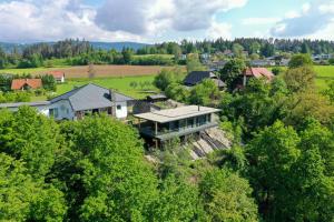 罗塞格Modernes Ferienhaus mit Panoramablick的树木中房屋的空中景观