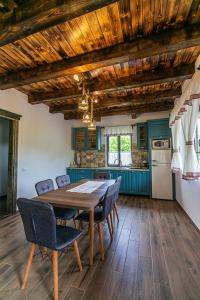 布朗Old Cottage的一间带木桌和椅子的用餐室