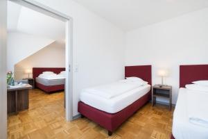 比克堡Hotel Grosse Klus的一间卧室配有两张床和镜子