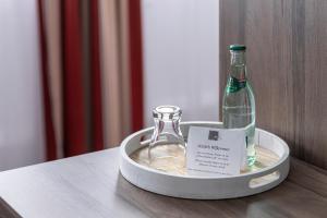 比克堡Hotel Grosse Klus的桌子上金属容器里的一瓶香槟