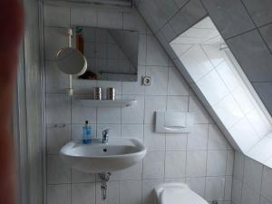 巴特多布兰Pension Schwark的一间带水槽和卫生间的浴室