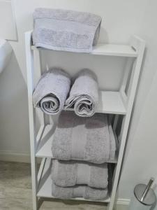 洛赫吉尔普黑德Kings Reach - Crinan Cottage的浴室毛巾架上的一堆毛巾
