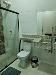 皮拉尼亚斯Hotel Pé de Serra Piranhas的一间带卫生间和玻璃淋浴间的浴室