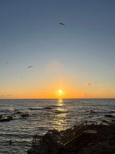 拉拉古纳Sunset Dream, casa en la playa con terraza的日落和日落