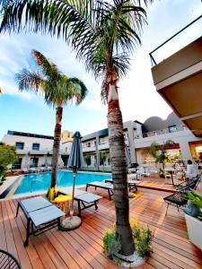 帕琉乔拉利比亚公主酒店的一个带两棵棕榈树和游泳池的甲板