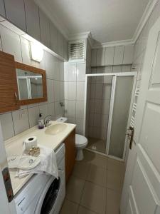 特拉布宗GÖKTÜRK APART的一间带洗衣机和水槽的浴室