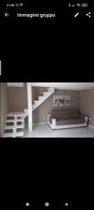 梅伦杜尼奥Casa d 'Amare的一张房间的照片,房间设有一张床和楼梯
