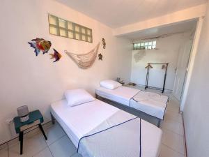 圣安娜Kapumati Villa - Évasion en Martinique的一间设有两张床的房间,内配电话