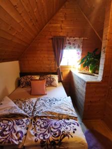 Pichling bei StainzPension Treissmann的小木屋内一间卧室,配有一张床