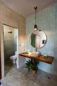 奥尔沃克斯岛Hotel Siesta Holbox的一间带水槽、镜子和卫生间的浴室