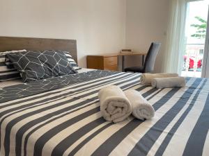 维斯科沃Hill 3的一间卧室配有带毛巾的床