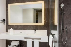 圣何塞AC Hotel San Jose Airport Belen的浴室配有白色水槽和淋浴。