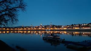 SzigetmonostorRéved(ez)的夜间在湖上与城市划船