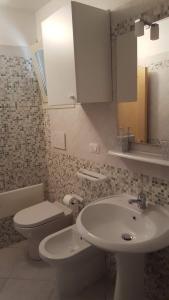 梅伦杜尼奥Casa d 'Amare的白色的浴室设有水槽和卫生间。
