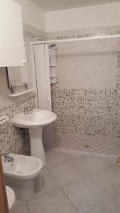 梅伦杜尼奥Casa d 'Amare的浴室配有卫生间、盥洗盆和淋浴。