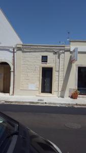 梅伦杜尼奥Casa d 'Amare的街道上一扇带窗户的白色砖砌建筑