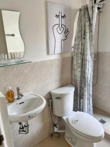 塔里萨伊Cozy almond drive condo in cebu的浴室配有白色卫生间和盥洗盆。