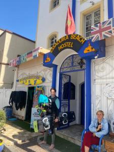 索维拉Essaouira Beach Hostel的一群站在玩具屋前的人