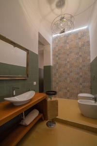 科森扎AM Apartment的一间带水槽、卫生间和镜子的浴室