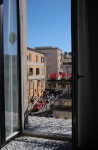 科森扎AM Apartment的从窗户可欣赏到城市美景
