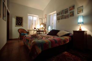 玛丽娜法尔梦思米雷拉海滩别墅的一间卧室配有一张床和一张带台灯的桌子
