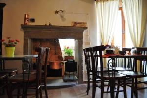 阿尼奥内Il Tomolo的客厅设有壁炉、桌子和椅子