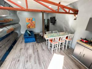 圣路易斯波托西Lovely Loft 10 min from downtown - free parking的一间客房内配有桌椅的房间