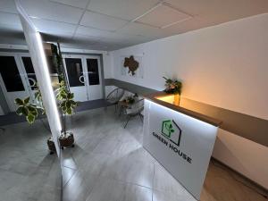 日托米尔Хостел Житомир GREEN HOUSE的一个空的办公室,有前台和植物
