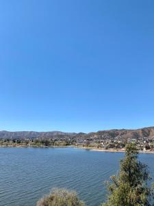 维拉卡洛斯帕兹casa con vista y bajada al lago的山水的背景