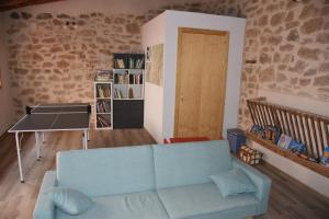 BotLo Molí de Bot的客厅配有蓝色的沙发和桌子