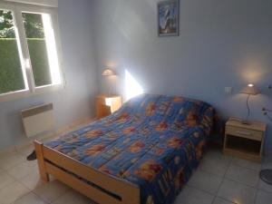 波讷地区圣朱利安Gite mahiou的一间卧室配有一张床和两盏灯。