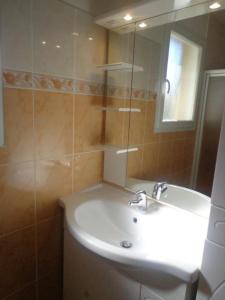 波讷地区圣朱利安Gite mahiou的一间带水槽和镜子的浴室