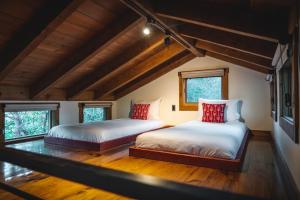 威尔森凡尔赛德度假酒店的客房内设有两张床,铺有木地板,设有窗户。