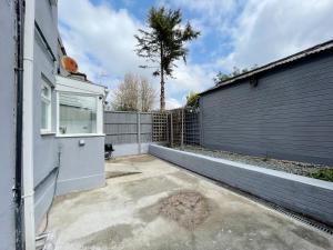 伦敦Cosy Bright Studio Apartment Close to Wembley Stadium的一座带围栏的房屋的后院