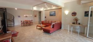 尼亚·卡利克拉提亚Casa Soare的客厅配有红色的沙发和桌子