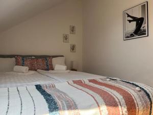 巴特皮尔蒙特DLC: exklusive Suite im Zentrum的一间卧室配有一张带彩色毯子的床