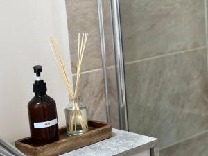 巴特皮尔蒙特DLC: exklusive Suite im Zentrum的浴室桌子上放着一瓶肥皂