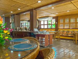 乌巴图巴Hotel Nacional Inn Ubatuba - Praia das Toninhas的餐厅内带桌椅的用餐室