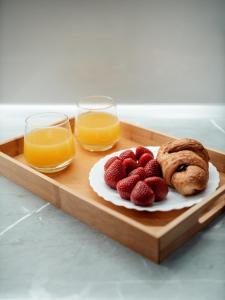 斯库台Dionis House的托盘,包括两杯橙汁和草莓