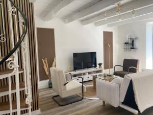 Saint-Aignan*La Stracciatella / Saint-Aignan的客厅配有白色家具和平面电视